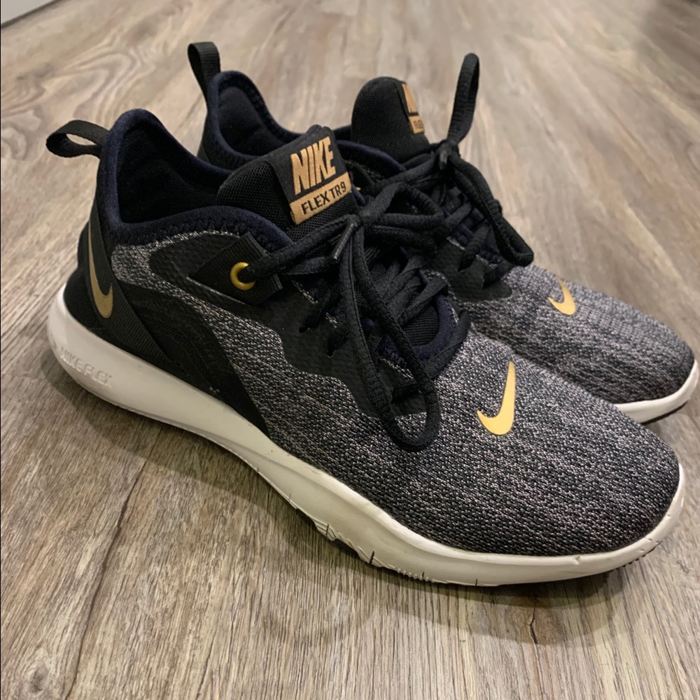 Women’s Black/Grey Nike Flex TR 9 Sneakers